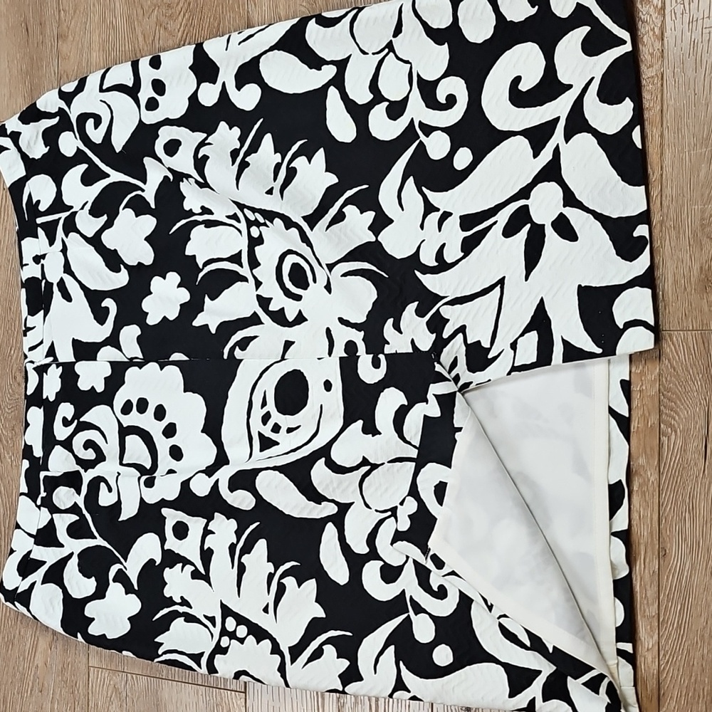 Talbots Textured Cotton Black & White Bold Floral Print Knee Length Pencil Skirt - Picture 7 of 14